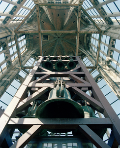 822527 Afbeelding van de klokkenstoel met het carillon in de Domtoren (Domplein) te Utrecht.